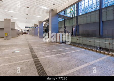 Taipeh, TAIWAN - 24 APRIL: Dies ist die Halle führt zu den Flughafen-Expresszug Plattform bringt Passagiere auf ein Schnellzug von Taipeh nach Ta Stockfoto