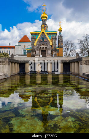 Darmstädter Künstlerkolonie auf der Mathildenhöhe mit Ausstellungsgebäude, russische Kapelle und Lilienbecken, Darmstadt, Deutschland Stockfoto