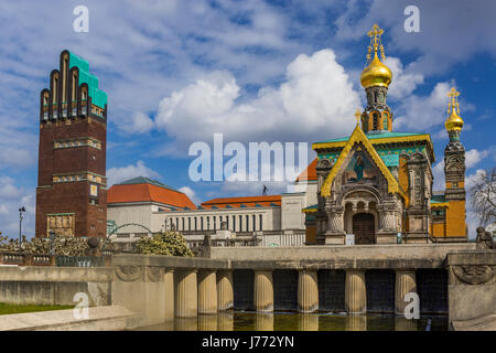 Darmstädter Künstlerkolonie auf der Mathildenhöhe mit Hochzeitsturm, Ausstellungsgebäude, russische Kapelle und Lilienbecken, Darmstadt, Deutschland Stockfoto