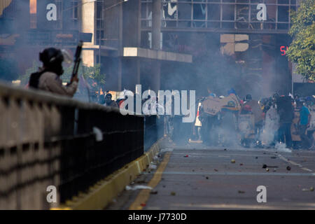 Demonstranten konfrontieren die Polizei während einer Protestaktion gegen die Regierung von Nicolas Maduro in Caracas. Stockfoto