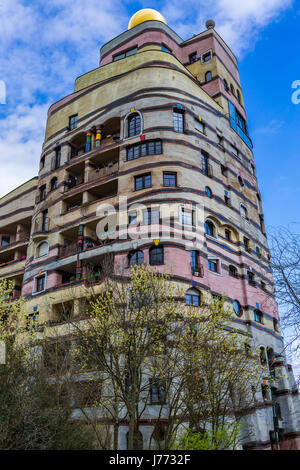 Spirale der Waldspirale oder Wald, Mehrfamilienhaus, entworfen von Friedensreich Hundertwasser, Darmstadt, Deutschland Stockfoto