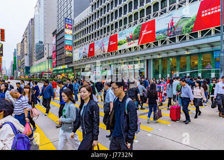 HONG KONG, CHINA - 24 APRIL: Dies ist einer belebten Straßenkreuzung in der belebten Gegend von Mong Kok von Kowloon Sie viele Touristen und Einheimische o finden Stockfoto