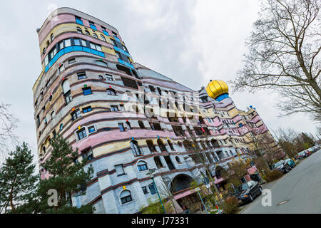 Spirale der Waldspirale oder Wald, Mehrfamilienhaus, entworfen von Friedensreich Hundertwasser, Darmstadt, Deutschland Stockfoto