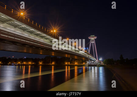 Der UFO-Turm auf der Donaubrücke in Bratislava Stockfoto