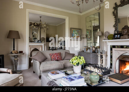 Salon mit osmanischen, Kronleuchter und Leinen 3-Sitzer-Sofa aus Bardoe & Appel. Die Wände sind in Oxford Stein Immobilien von Farrow & Ba gestrichen. Stockfoto