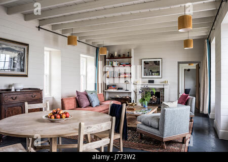 17. Jahrhundert Steinhaus Beamed Decke und Möbel im Wohnzimmer von Steinhaus aus dem 17. Jahrhundert Stockfoto