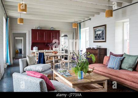 Balkendecke und Möbel im Wohnzimmer von Steinhaus aus dem 17. Jahrhundert Stockfoto