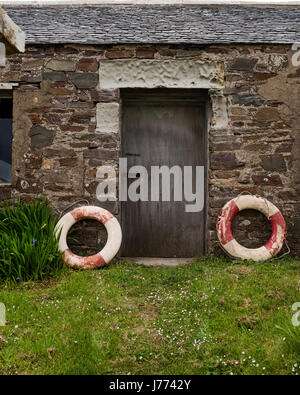 Rettungsringe am Eingang zum Steinhaus auf Kintyre, Argyll und Bute Stockfoto