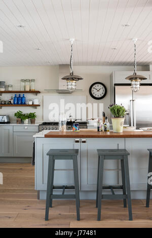 Generalüberholt Pendelleuchten in maßgeschneiderten Sylvarna Küche Stockfoto