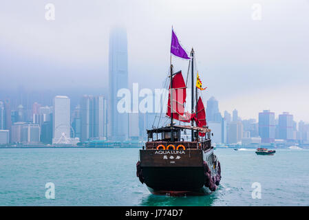 HONG KONG, CHINA - APRIL 25: Dies ist eine traditionelle chinesische Segelboot bringt viele Touristen nach Hong Kong Island von Kowloon am 2. April überqueren Stockfoto