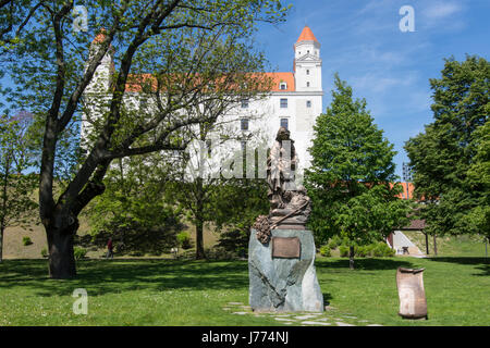 die Statue von St. Elizabeth Ungarns auf dem Burgberg in Bratislava Stockfoto