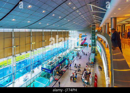 HONG KONG, CHINA - APRIL 25: Dies ist eine Ansicht der Bahnhof in der Innenstadt, wo viele Reisende kommen zu den Flughafen-Expresszug aus, Hong Kong Stockfoto