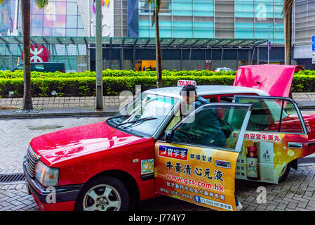 HONG KONG, CHINA - APRIL 25: Ist das Taxi, außerhalb Hong Kong Station an einem regnerischen Tag in der Innenstadt am 25. April 2017 in Hong K zu verlassen Stockfoto