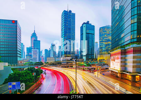 HONG KONG, CHINA - APRIL 25: Dies ist eine Ansicht Hong Kong Innenstadt Bankenviertel Architektur am Abend am 25. April 2017 in Hong Kong Stockfoto