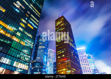 HONG KONG, CHINA - APRIL 25: Bürogebäude in der Innenstadt Zentrum von Hong Kong in der Nacht vom 25. April 2017 in Hong Kong Stockfoto