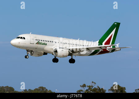 Alitalia Airbus A319-112 [EI-IMH] in der neuesten Lackierung für Alitalia Landebahn 31. Stockfoto