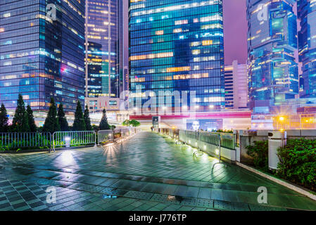HONG KONG, CHINA - APRIL 25: Blick auf die Wolkenkratzer und eine Fußgängerbrücke führt zu Station Admiralty im Bankenviertel in der Nacht vom 25. April 2017 in Stockfoto