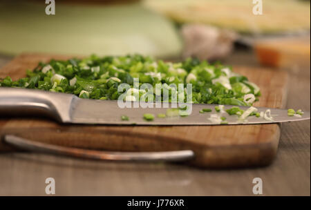 Schneiden von Gemüse für Salat Stockfoto