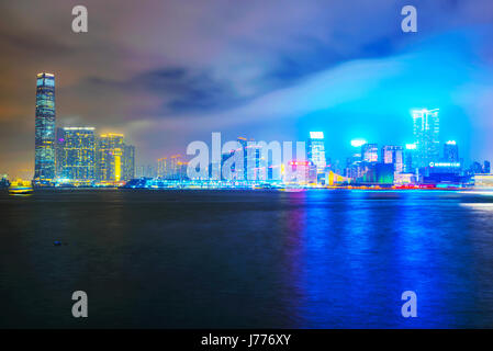 HONG KONG, CHINA - APRIL 25: Dies ist ein Blick auf die Skyline von Kowloon, die die andere Seite von Hong Kong ist wo viele Touristen am 25. April 2017 in bleiben Stockfoto