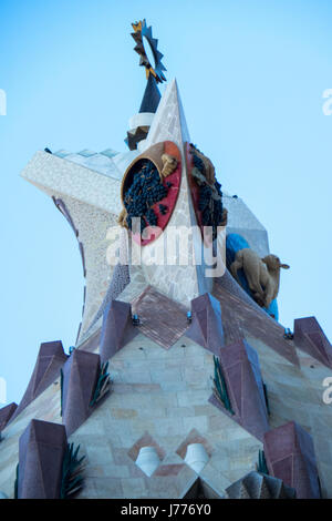 Dekorative Skulptur auf dem Gipfel von einem Turm von Gaudis Sagrada Familia Basilika in Barcelona Spanien. Stockfoto