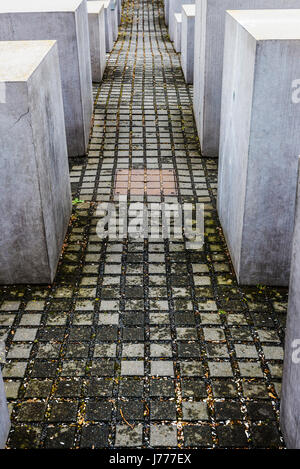 Berlin, Deutschland - 12. April 2017: Das Denkmal für die ermordeten Juden Europas, auch bekannt als das Holocaust-Mahnmal (Deutsch: Holocaust-Mahnmal), ist eine Stockfoto