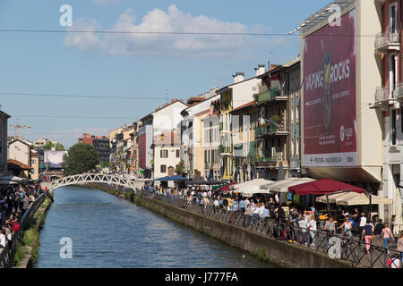 Menschenmassen genießen Sie das Ambiente der Navigli in Mailand Italien Stockfoto