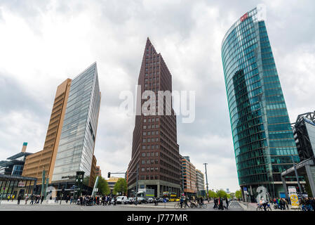 Berlin, Deutschland - 12. April 2017: Potsdamer Platz mit modernen neuen Wolkenkratzern, Verkehr und Passanten in Berlin, Deutschland Stockfoto