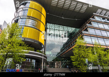 Berlin, Deutschland - 12. April 2017: Fassade eines modernen Wohnhäuser und Büros in Berlin, Deutschland Stockfoto