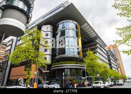 Berlin, Deutschland - 12. April 2017: Fassade eines modernen Wohnhäuser und Büros in Berlin, Deutschland Stockfoto