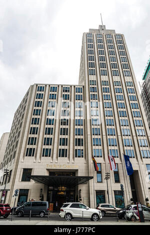 Berlin, Deutschland - 12. April 2017: Ritz Carlton Hotel ist ein modernes Hochhaus befindet sich am Potsdamer Platz in Berlin, Deutschland Stockfoto