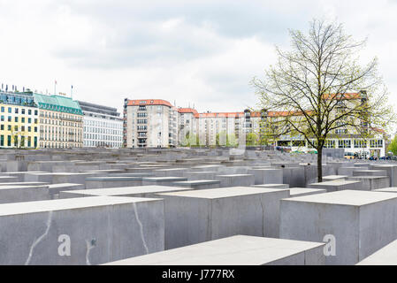 Berlin, Deutschland - 12. April 2017: Das Denkmal für die ermordeten Juden Europas, auch bekannt als das Holocaust-Mahnmal (Deutsch: Holocaust-Mahnmal), ist eine Stockfoto