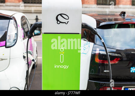 Berlin, Deutschland - 14. April 2017: Elektroautos Aufladen der Batterien zu einem Zeitpunkt Aufladen des Unternehmens Innogy in Berlin, Deutschland Stockfoto