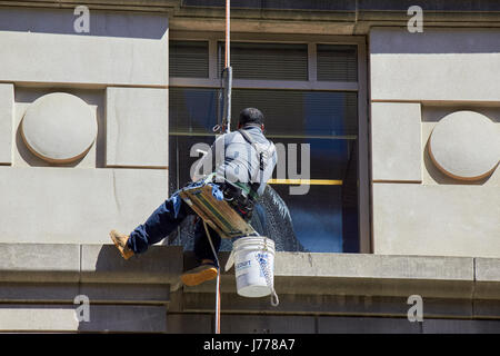 Mann Reinigung Windows mit Abseilen Seil Techniken Washington DC USA Stockfoto