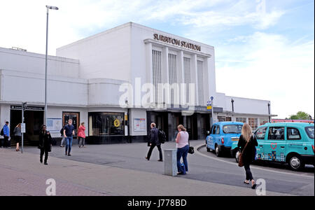 Die Art-Deco Surbiton Railway Station Surbiton ist ein Vorort von London, Süd-West in der Royal Borough of Kingston upon Thames Stockfoto