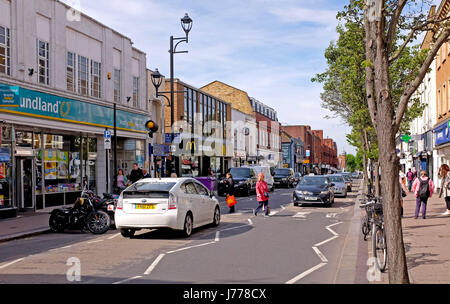 Fußgängerzone Zebrastreifen in Victoria Road Surbiton Surbiton ist ein Vorort von London, Süd-West in der Royal Borough of Kingston upon Thames Stockfoto