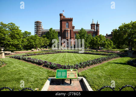 Smithsonian Institution Building Burg und Parterre Garten Washington DC USA Stockfoto