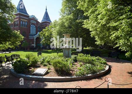 Smithsonian Arts and Industries Gebäude und Enid Haupt Gärten Washington DC USA Stockfoto