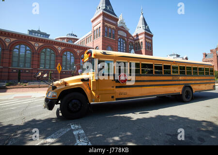 Bluebird gelben Schulbus an der Smithsonian Arts and Industries Gebäude Washington DC USA Stockfoto