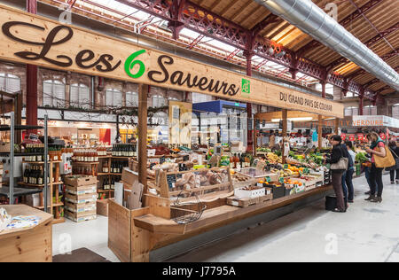 6 Les Saveurs, eine Bio-Lebensmittel-Stall in Halles Couvertes in Colmar, Elsass, Frankreich. Stockfoto