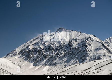 Schneebedeckte Berge gegen blauen Himmel Stockfoto