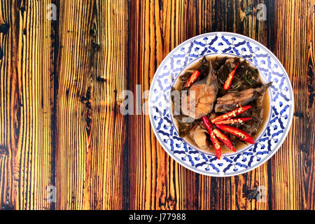 Thai Rezept, in Scheiben geschnitten Spicy Wels-Curry in Kokosmilch mit Morinda Citrifolia Blatt Aufruf Kaeng Pla Dook Bai Yoor in Thai. Stockfoto