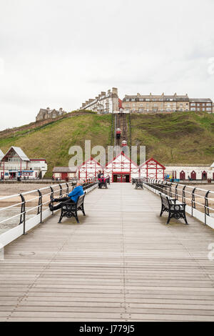 Blick vom Pier auf der Klippe Lift in Saltburn am Meer, England, UK Stockfoto