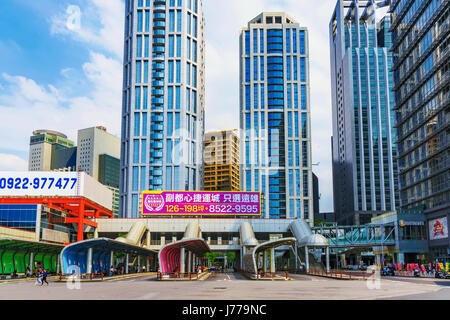 Taipeh, TAIWAN - 30.April: Dies ist eine Ansicht des Busbahnhofs Banqiao, einem beliebten und belebten Bahnhof in Banqiao Bezirk von New Taipei am 30. April, 2 Stockfoto