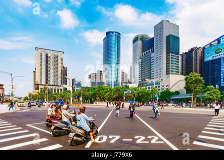 Taipeh, TAIWAN - 30.April: Dies ist eine Kreuzung in der Innenstadt von Banqiao Sie viele moderne Bürogebäude in New Taipei am 30. April finden Stockfoto