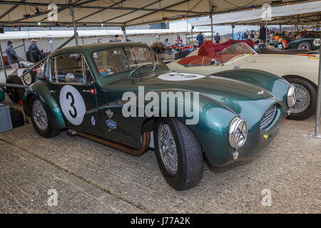 1953 Aston Martin DB3 Coupe von Urs Müller im Fahrerlager bei Goodwood GRRC 74. Mitgliederversammlung, Sussex, UK. Peter Collins Trophy-Teilnehmer. Stockfoto