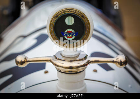 Die Motorhaube Abzeichen 1915 Stutz Bearcat, s.f. Rand Trophy Teilnehmer bei Goodwood GRRC 74. Mitgliederversammlung, Sussex, UK. Stockfoto