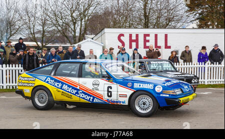 1980 verlässt Rover 3500 SDI mit Fahrer Chris Ward das Fahrerlager für das Gerry Marshall Trophy-Rennen. Goodwood GRRC 74. Mitgliederversammlung, Sussex, UK. Stockfoto