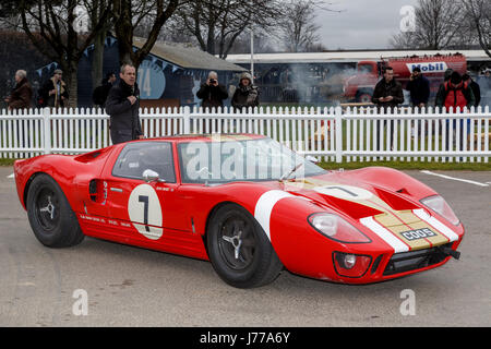 1965 Ford GT40 von Craig Davies und Henry Mann im Fahrerlager bei Goodwood GRRC 74. Mitgliederversammlung, Sussex, UK. Stockfoto