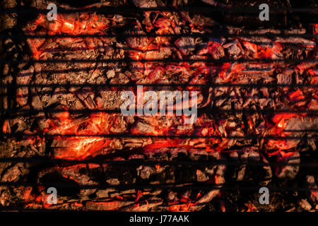 Rote brennende Kohlen und ein Grill zum Grillen. Ansicht von oben, dunklen Hintergrund. Stockfoto