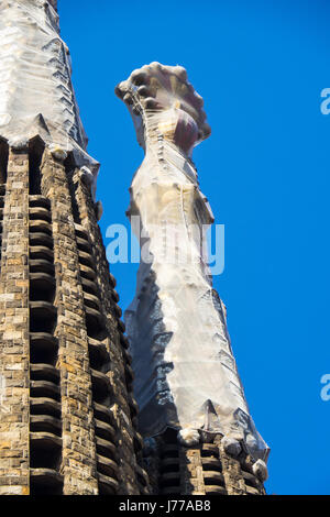 Aufwendig gestalteten Turmspitzen von Gaudis Sagrada Familia Basilika, Barcelona, Spanien. Stockfoto